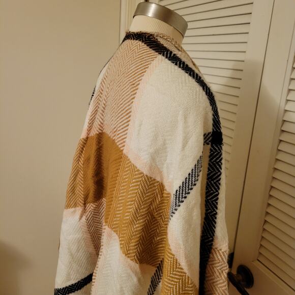 Old Navy Plaid Fringe Fall Shawl One Size Tan Cream Blanket Wrap - Picture 6 of 8